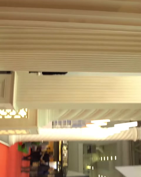 Dikey yivli geniş dekoratif panelin yüzey ayrıntısı görülüyor