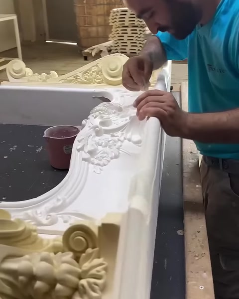 Yakın planda çiçek motifli şömine parçasının yüzey işlemi görülüyor.