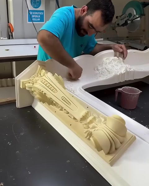 Krem renkli süslemeli parça, beyaz şömine çerçevesiyle karşılaştırılıyor.