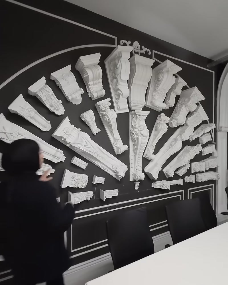 Duvar panosunda farklı boyutlarda dekoratif payanda modelleri sergileniyor