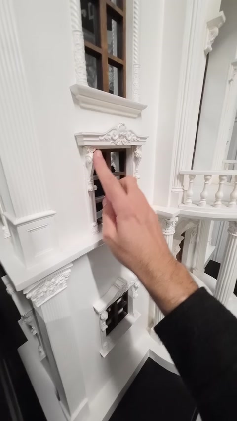 Pencere altındaki dekoratif payanda detayı maket üzerinde işaret ediliyor.