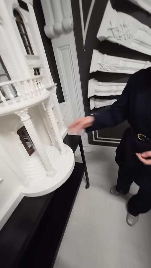 Beyaz cephe maketindeki sütun ve balkon düzeni tanıtılıyor.