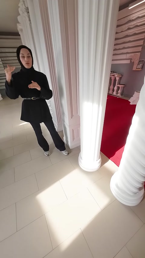 Tam boy yivli sütun showroom zemininde bütünüyle sergileniyor.