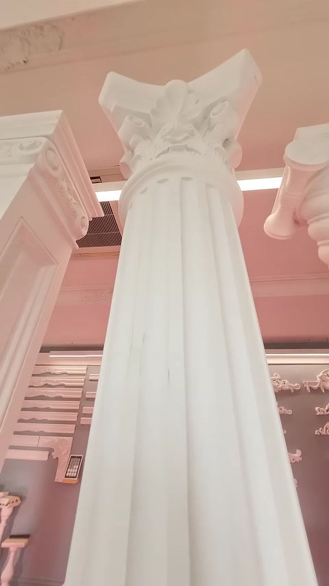 Yivli sütunun süslü başlığı ve gövde birleşimi yakından görülüyor.