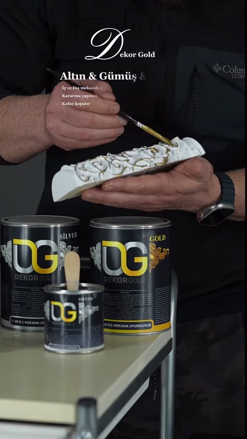 Mini dekoratif sütun başlığına fırçayla metalik boya uygulanıyor