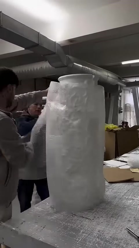 Kabartmalı dekoratif sütun gövdesinin yüzeyi atölyede kontrol ediliyor