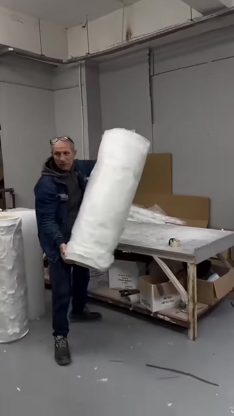 Paketlenen dekoratif sütun gövdesi tezgâhtan dikkatlice kaldırılıyor