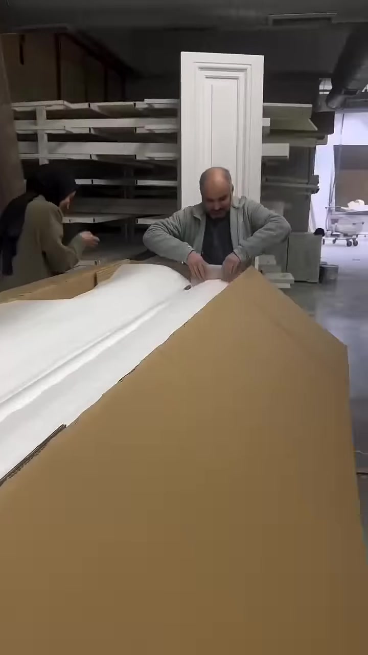 Uzun beyaz dekoratif profiller karton kutuya yan yana diziliyor