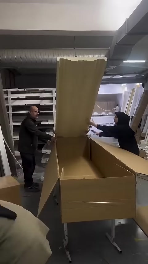 Uzun poliüretan profillere uygun büyük karton kutu açılıyor