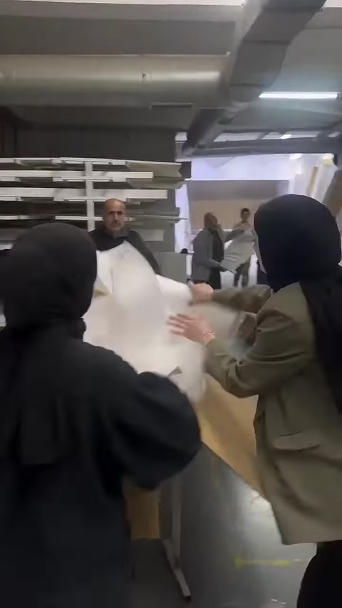 Koruyucu beyaz dolgu malzemesi profil kutusunun içine seriliyor