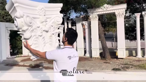 Beyaz dekoratif sütun başlığının yan yüzey kabartmaları gösteriliyor