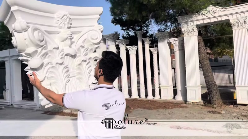 İşlemeli beyaz sütun başlığı ön yüz detaylarıyla sergileniyor