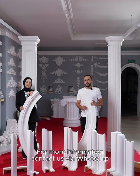 Kadın ve erkek videonun kapanışında iletişim bilgisi paylaşıyor