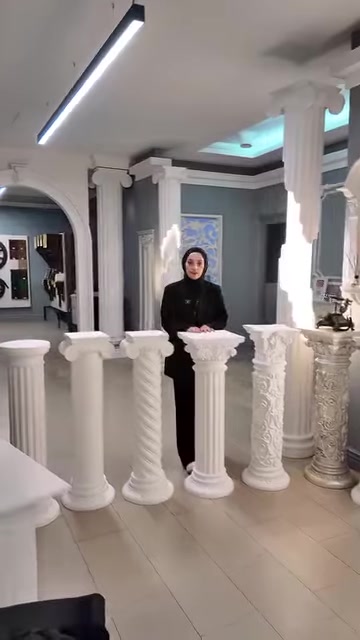 Burgu, yiv ve kabartma detaylı beyaz kaideler birlikte görülüyor.