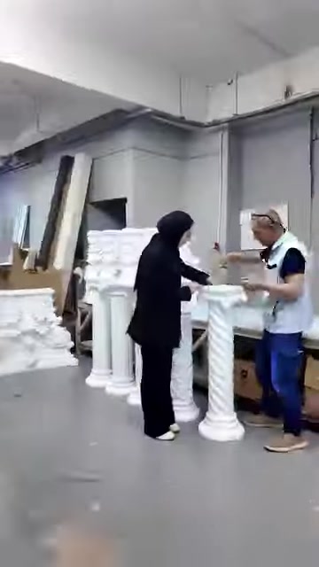 Üretim alanında beyaz dekoratif ürünler çalışanlarla birlikte görülüyor.