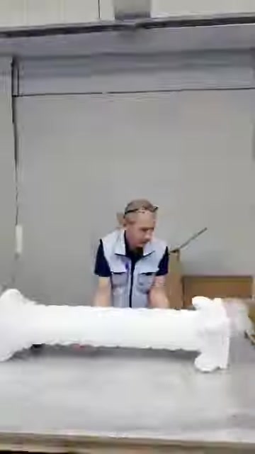 Uzun kabartmalı dekoratif parça üretim masası üzerinde inceleniyor.
