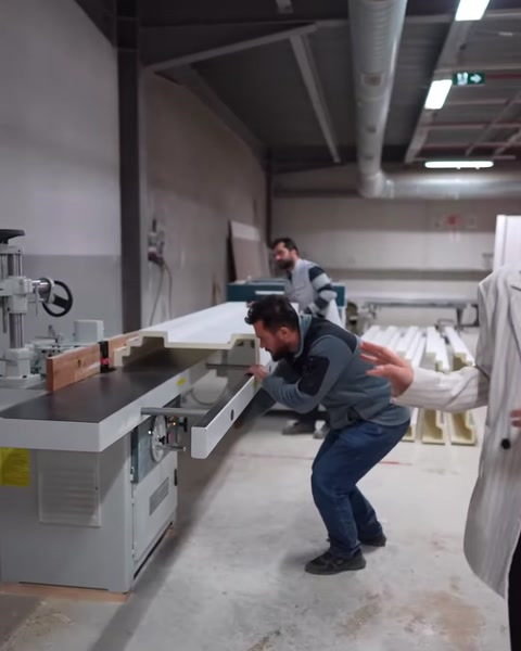 Profilin makinedeki konumu çalışan tarafından yakından kontrol ediliyor