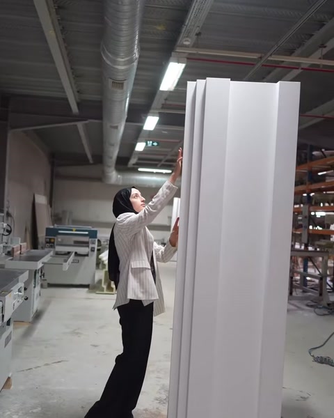 Sunucu yüksek profillerin yüzey ve kanal detaylarını inceliyor