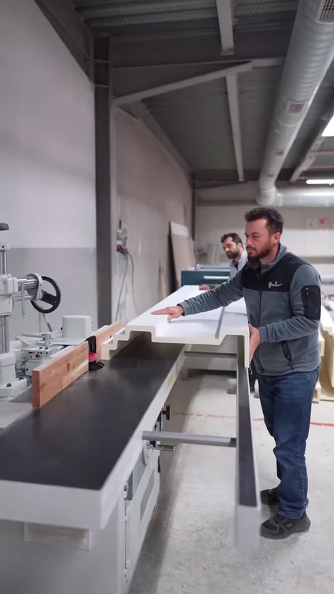 Yatay yerleştirilen kat silmesinin üst yüzeyi çalışan tarafından inceleniyor.