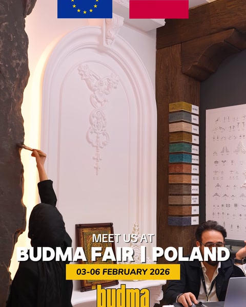 Kabartma motifli kemerli kapı panelinin yakından görünümü