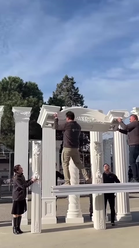 İşlemeli yatay üst parça sütunların üzerinde birlikte konumlandırılıyor