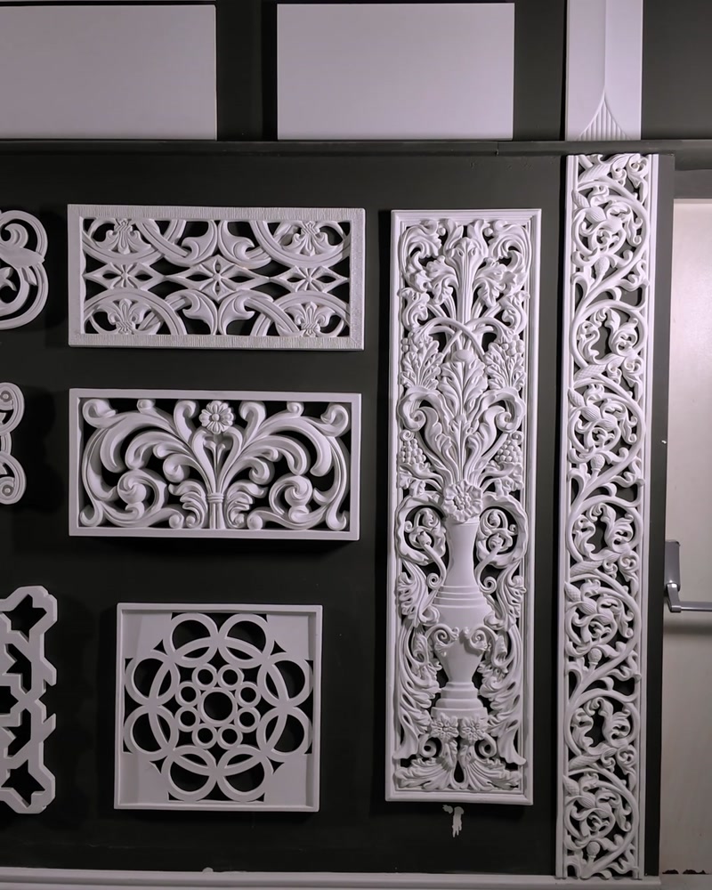 Duvarda sergilenen farklı desenli poliüretan dekoratif panel modelleri