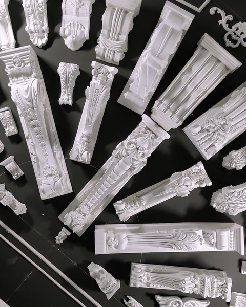 Atölyede sıralanmış çeşitli sütun başlığı ve pilaster parçaları