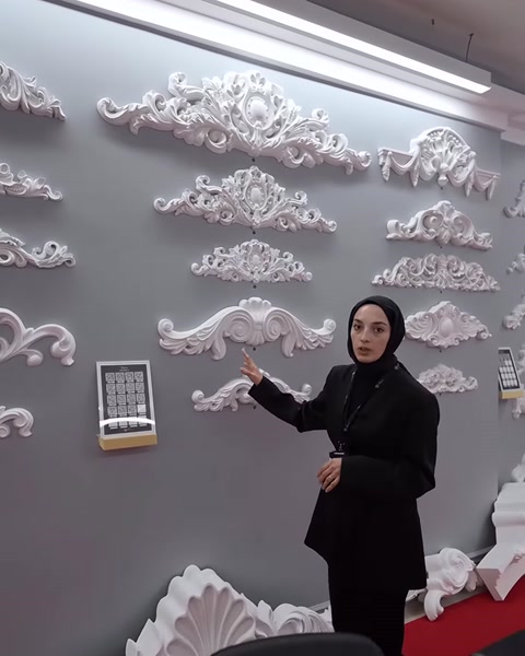 Simetrik bezemeli dekoratif taç seçenekleri duvar üzerinde karşılaştırılıyor