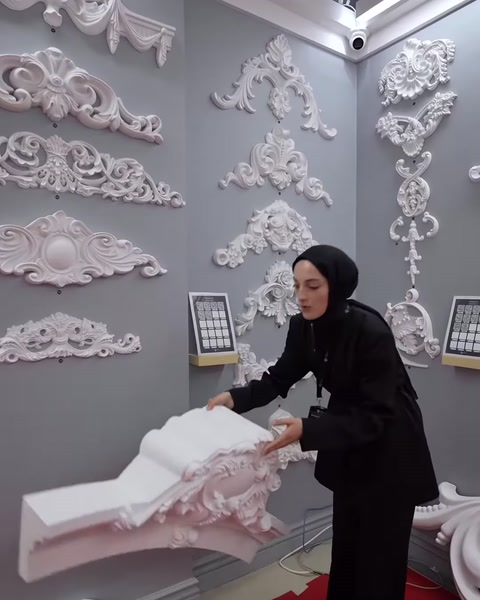 Büyük taç motifi uyumlu profil parçasıyla birlikte elde gösteriliyor