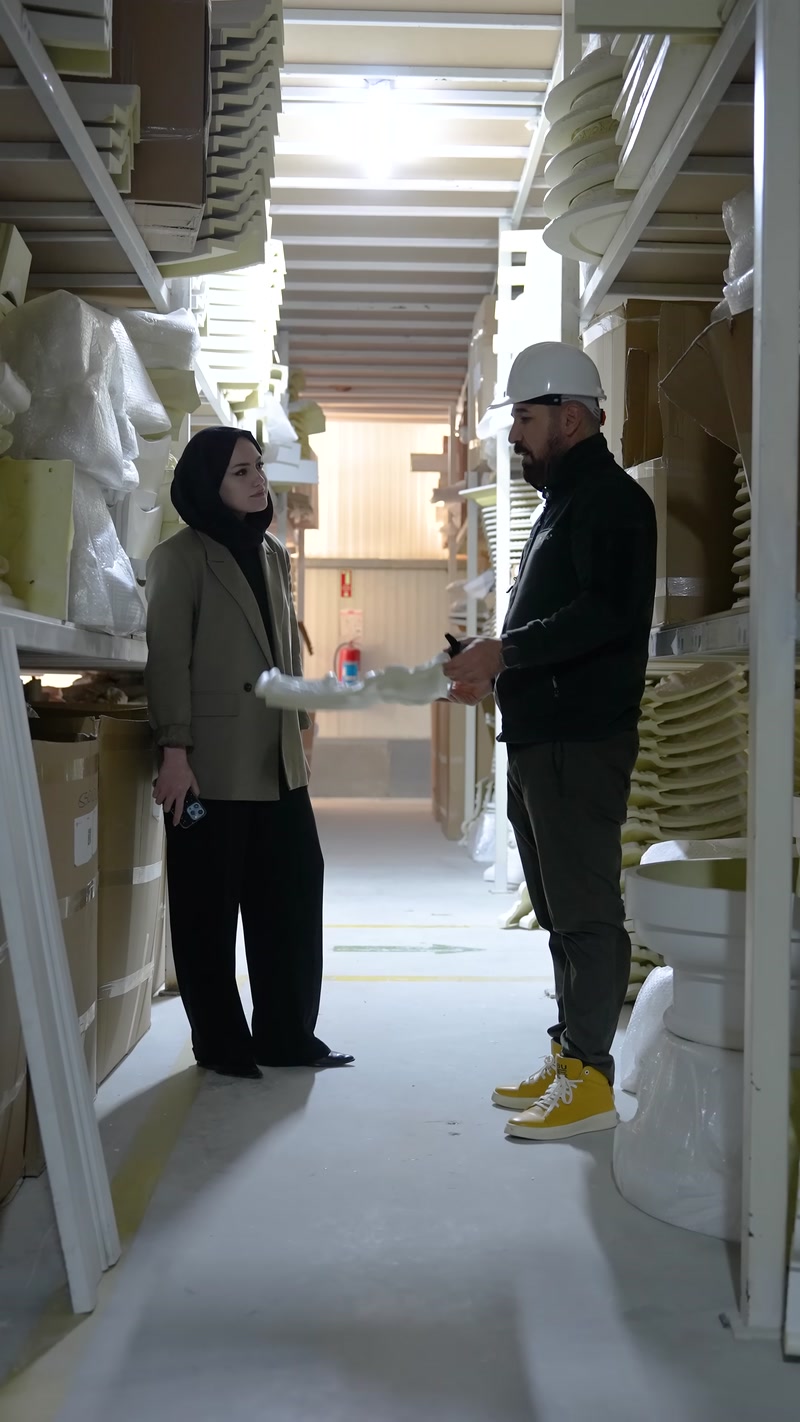 Beyaz dekoratif parça üretim rafları önünde kontrol ediliyor