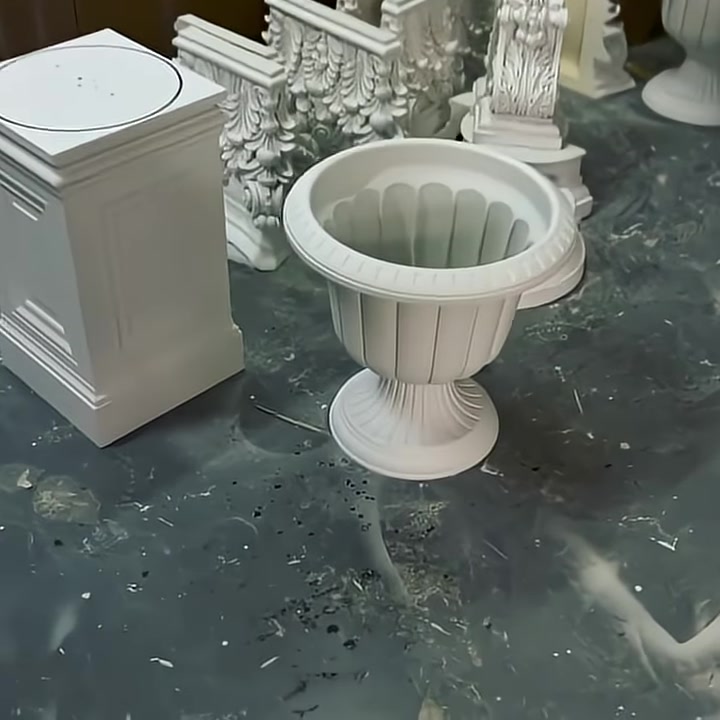 Atölye zemininde kaideli beyaz dekoratif saksı modeli