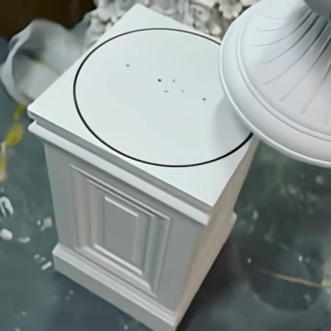 Dekoratif saksı ile kare kaidenin birleştirme öncesi görünümü