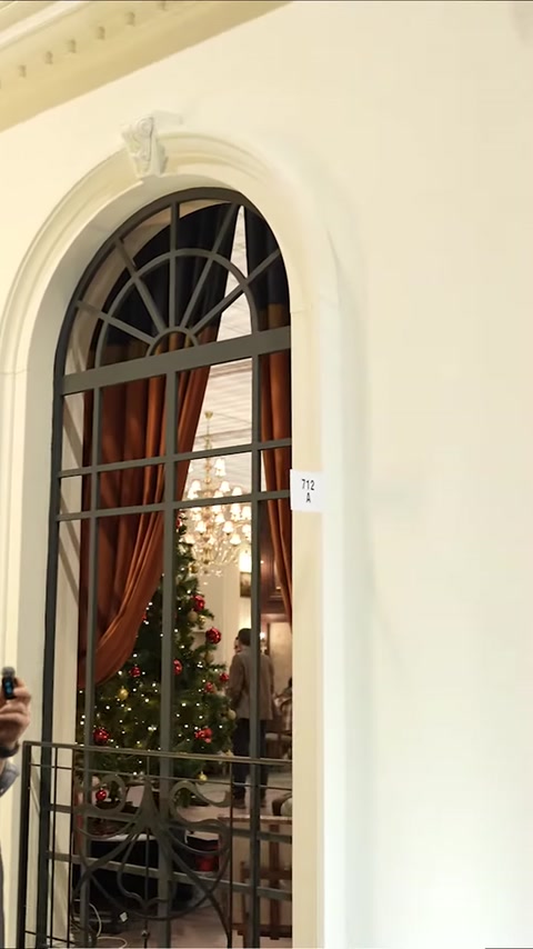 Siyah doğramalı kemer ve dekoratif sütunların yakın görünümü