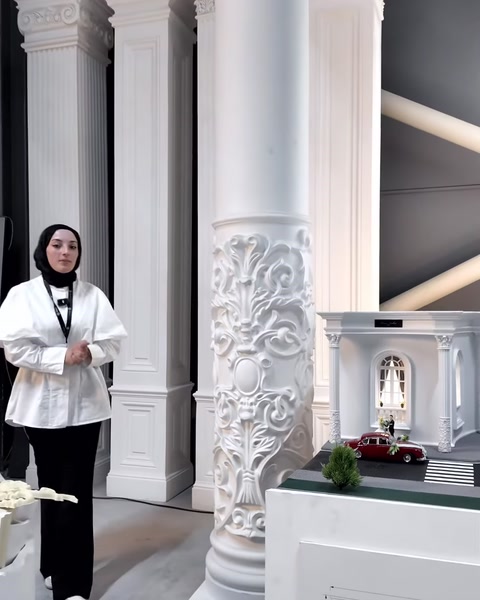 Yivli sütunlar, süslü kaideler ve klasik başlıklar birlikte sergileniyor.