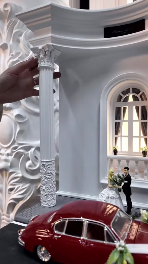 Minyatür sütun modeli gerçek boyutlu örneğin önünde karşılaştırılıyor
