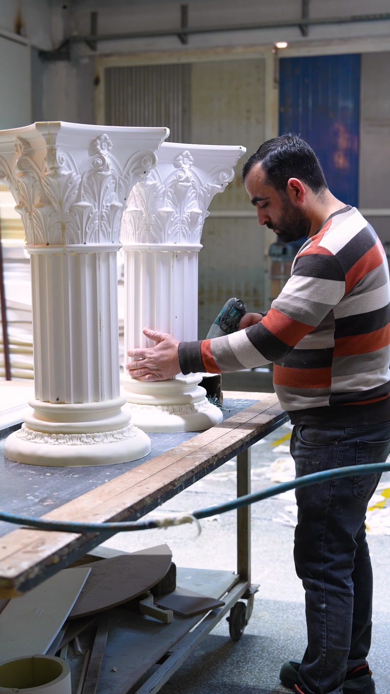 Birleştirilen dekoratif sütun atölye tezgahında dikey olarak kontrol ediliyor