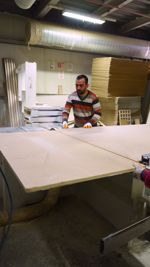 Büyük tabla paneli atölye makinesinde düz hat boyunca kesiliyor