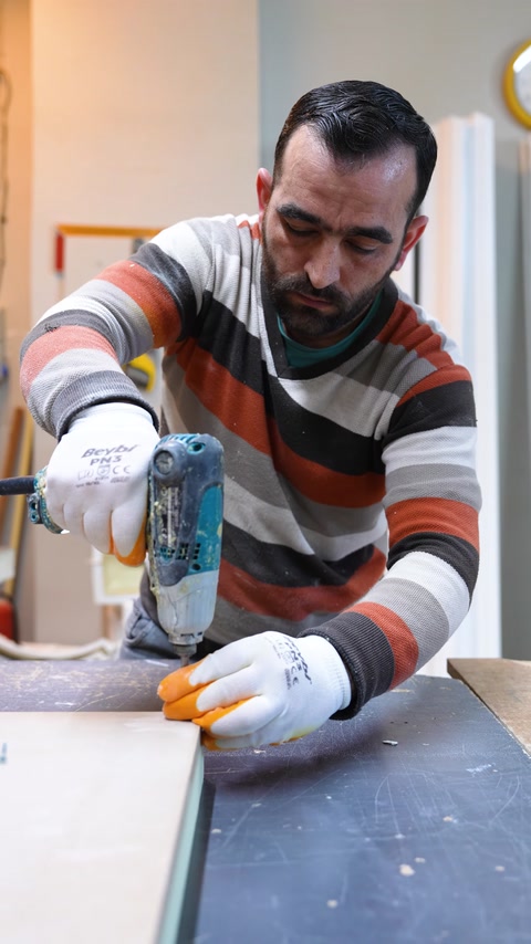 Tabla panelinin köşe bölümü elektrikli el aletiyle işleniyor