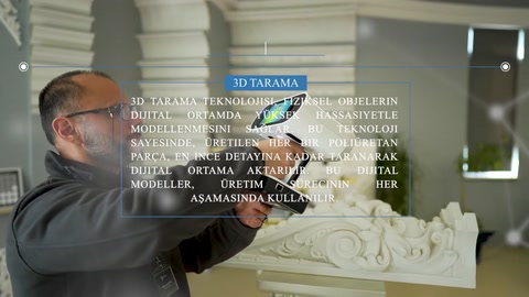 Masada duran kabartmalı dekoratif parça elde incelenirken gösteriliyor
