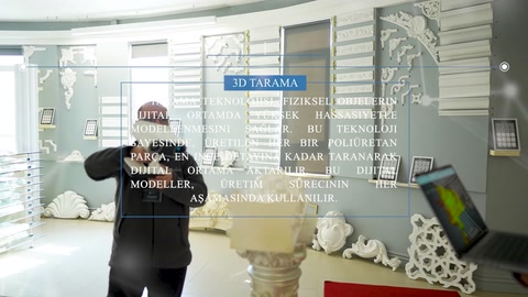 Geniş çalışma alanında sütunlar ve dekoratif cephe parçaları görülüyor