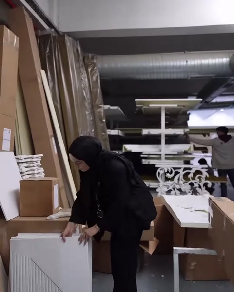 Oluklu yüzeyli beyaz dekoratif panel paketleme kutusu üzerinde duruyor