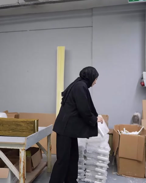 Balonlu naylonlar ve karton kutular paketleme alanında hazır tutuluyor