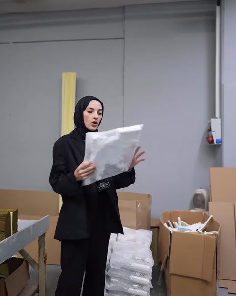 Balonlu naylona sarılmış kabartmalı dekoratif parça elde gösteriliyor