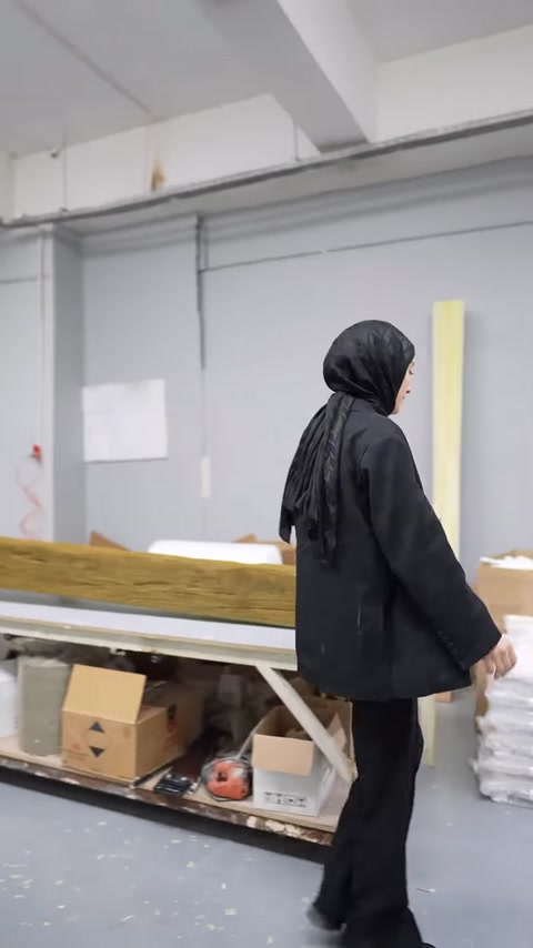 Paketleme bölümündeki çalışma masası ve hazırlanmış ürünler gösteriliyor