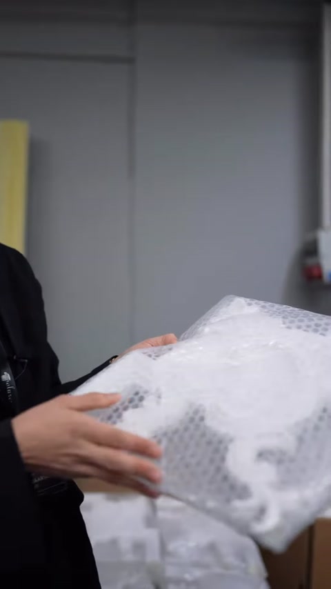 Balonlu naylona sarılmış süslemeli ürün detayı yakından gösteriliyor