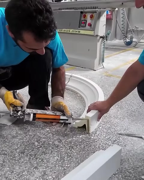Kemer birleşim noktası el aleti kullanılarak sabitleniyor