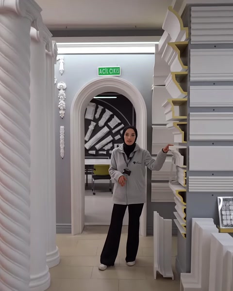 Poliüretan söve modellerinin sergilendiği dekorasyon ürünleri showroomu