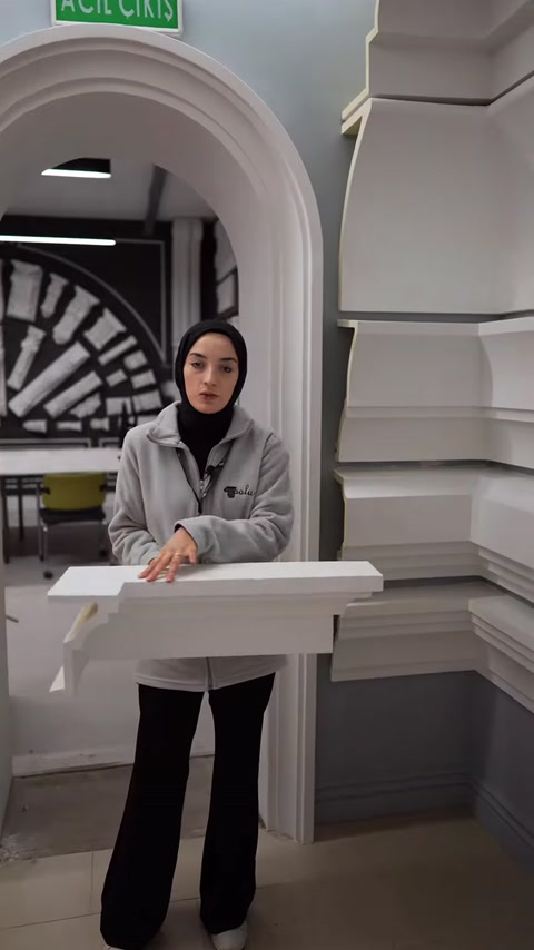 Kalın poliüretan silme profilinin ön yüzü yakından gösteriliyor