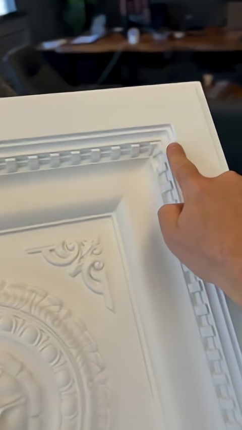Kare panelin köşe birleşimi ve çerçeve detayları inceleniyor