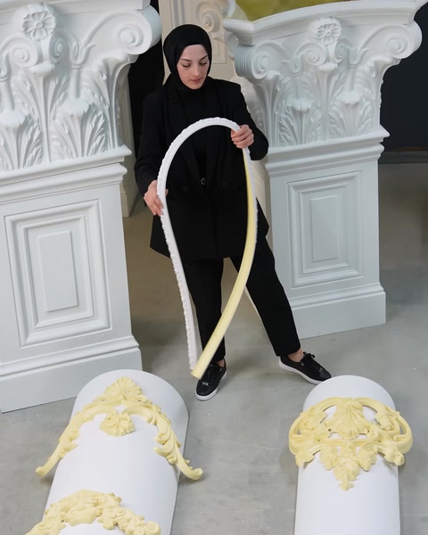 Kişi elinde bükülebilen esnek çıtayı sergiliyor
